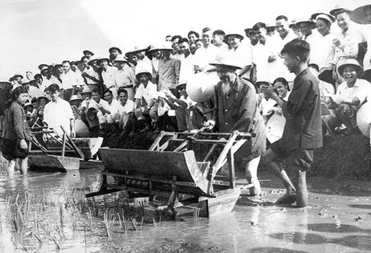 ĐỂ CÁN BỘ MÃI LÀ “ĐẦY TỚ TRUNG THÀNH CỦA NHÂN DÂN”