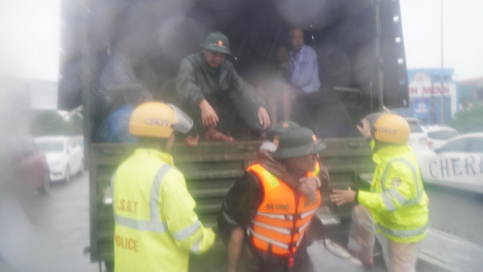 Lực lượng vũ trang thành phố Huế kịp thời hỗ trợ người dân khu vực ngập lụt đến nơi an toàn