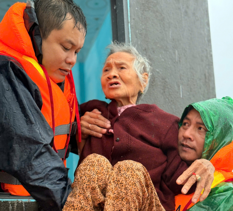 GIỮA BÃO LŨ VÀ “BÃO TIN”