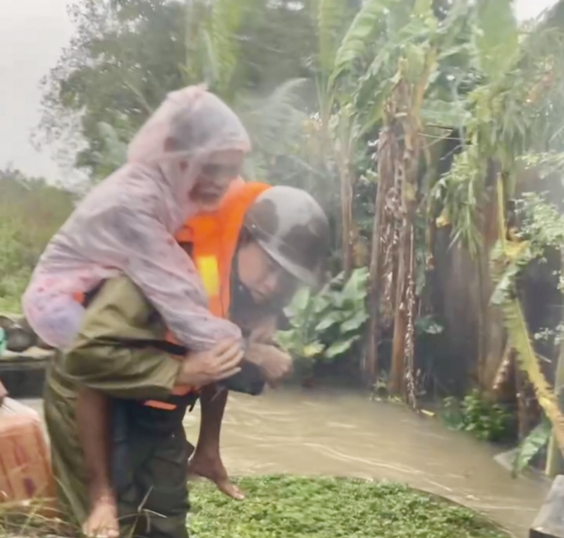 Nghĩa tình của Công an xã “rốn lũ