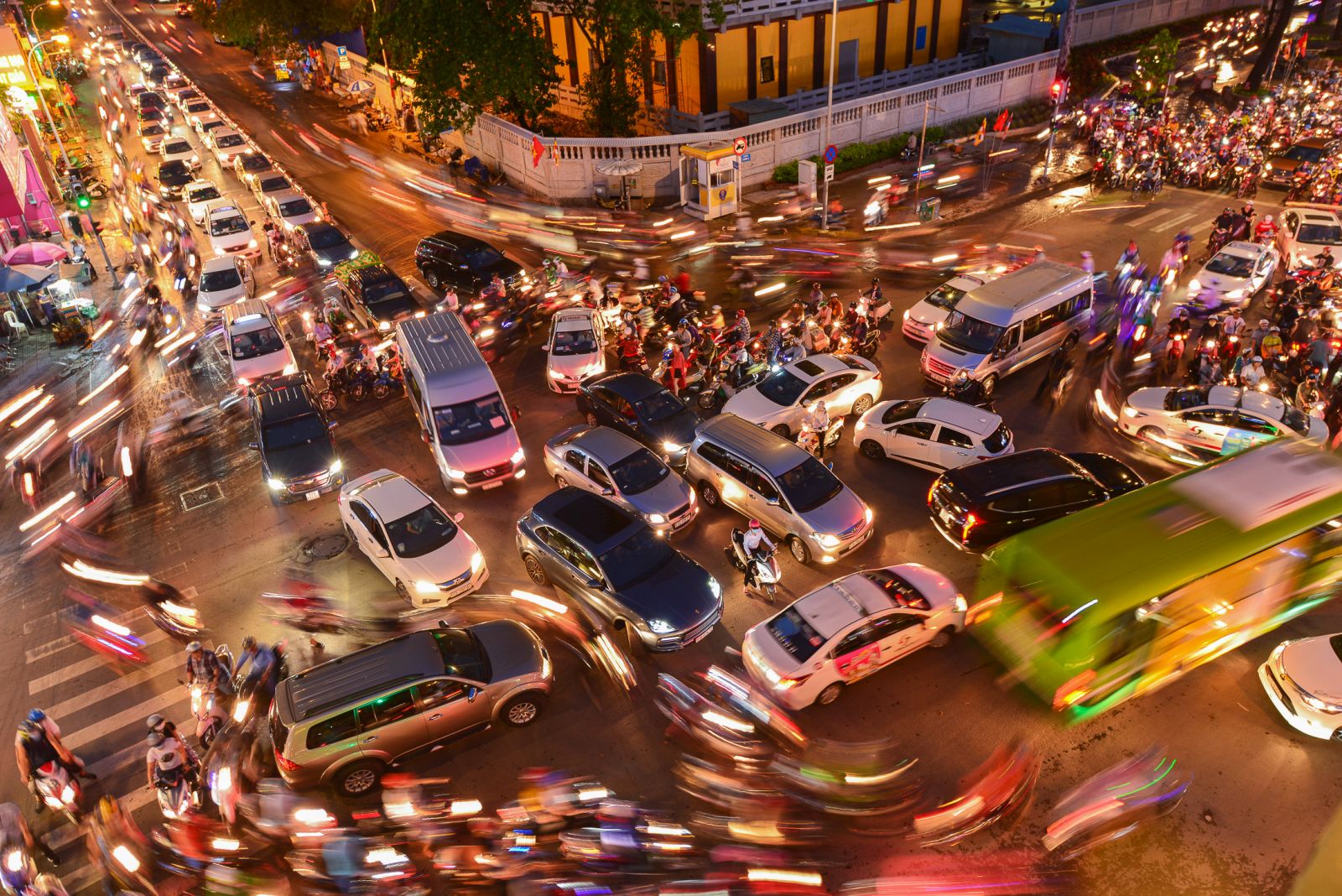 VẤN ĐỀ QUAN TRỌNG NHẤT TRONG LUẬT BẢO ĐẢM TTATGT ĐƯỜNG BỘ LÀ BẢO VỆ CON NGƯỜI