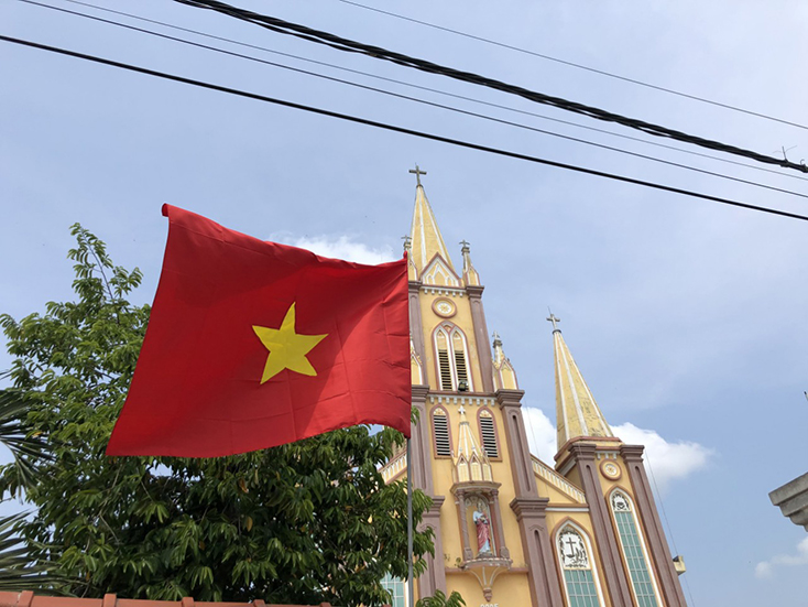 CÒN GÌ TỰ HÀO HƠN KHI ĐỨNG DƯỚI BÓNG CỜ TỔ QUỐC ?
