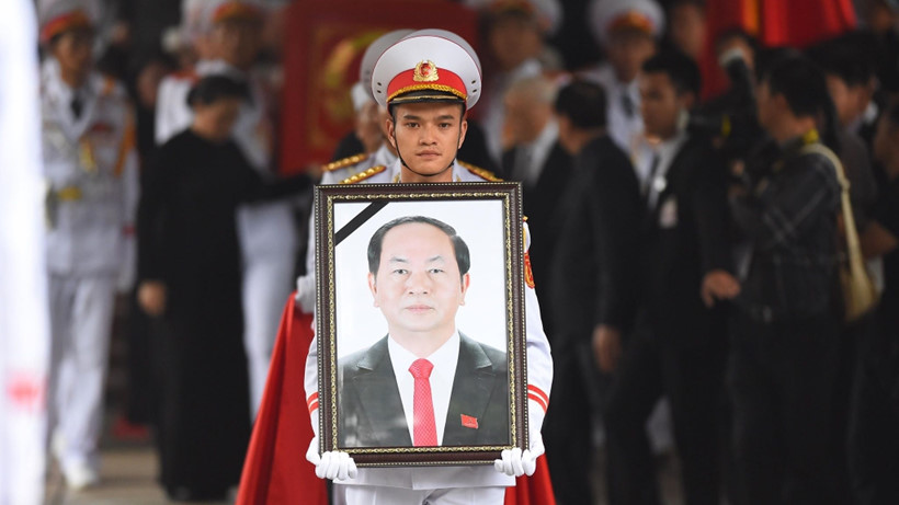 CÓ NHỮNG KẺ HẢ HÊ TRONG NGÀY BUỒN CỦA ĐẤT NƯỚC