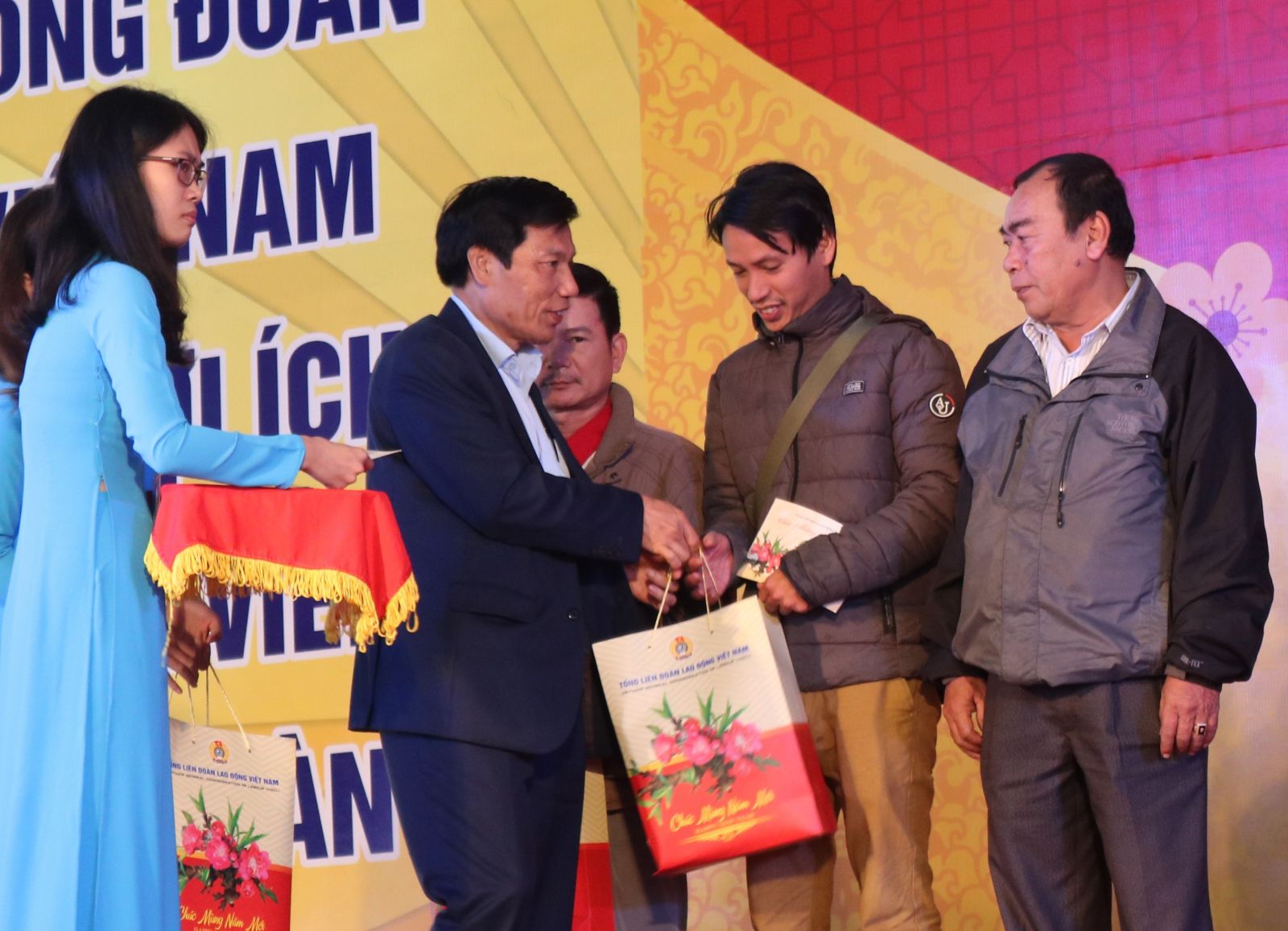 Bộ trưởng Nguyễn Ngọc Thiện thăm và tặng quà người lao động