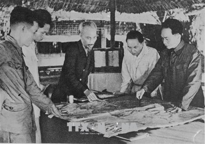 Việt Nam-Hồ Chí Minh-Điện Biên Phủ: Một khối thống nhất, bền chặt