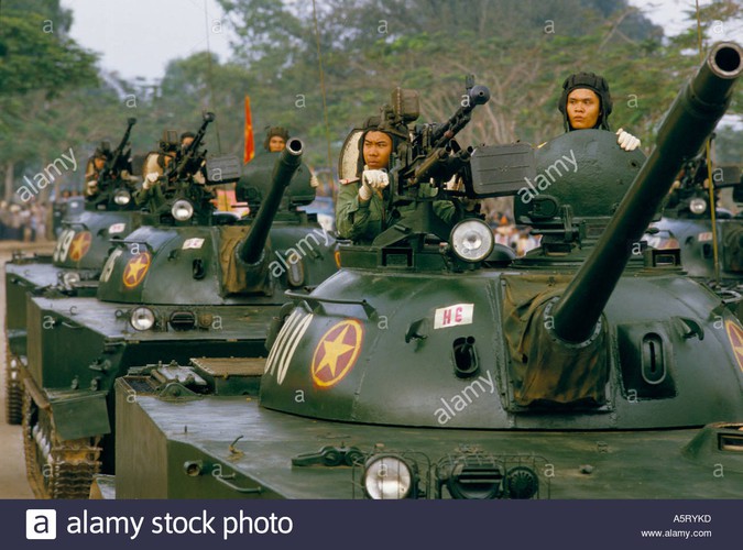 Loạt ảnh màu cực hiếm duyệt binh hoành tráng ở Huế năm 1985