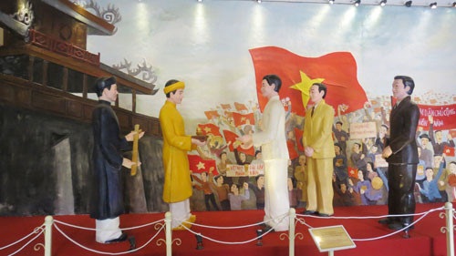 Phút chuyển giao ấn kiếm của vua Bảo Đại diễn ra thế nào?