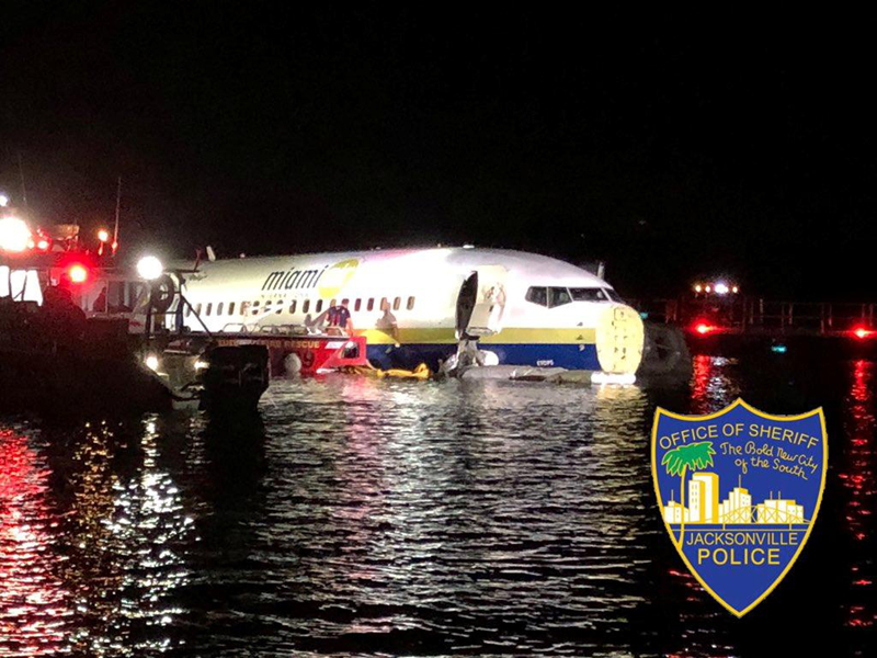 Máy bay Boeing 737 chở gần 150 hành khách lao xuống sông ở Mỹ