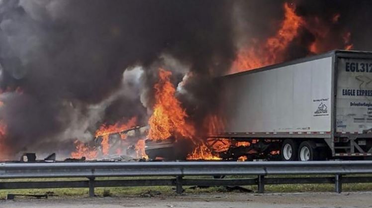 Tai nạn xe container kinh hoàng trên xa lộ Florida khiến 7 người chết, lửa cháy ngùn ngụt