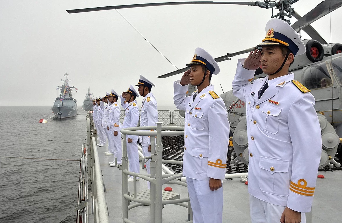 Tàu hộ vệ Việt Nam trong lần đầu duyệt binh hải quân tại Nga