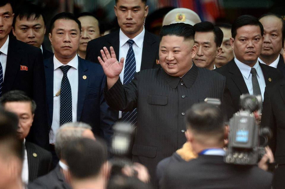 Chủ tịch Triều Tiên Kim Jong-un vẫy tay chào người dân Việt Nam