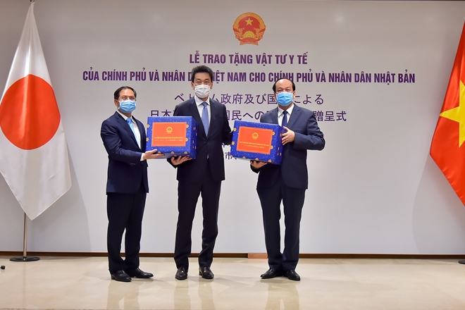 VIỆT NAM TẶNG NHẬT BẢN VÀ HOA KỲ VẬT TƯ Y TẾ CHỐNG COVID-19