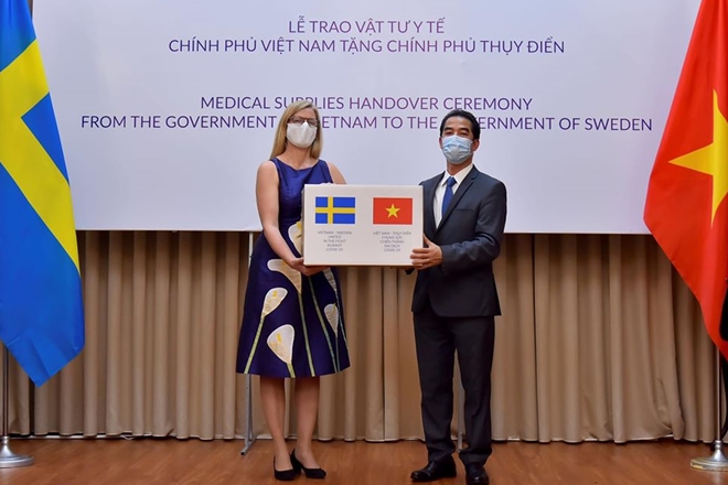 KHI KHÓ KHĂN MỚI BIẾT AI LÀ BẠN