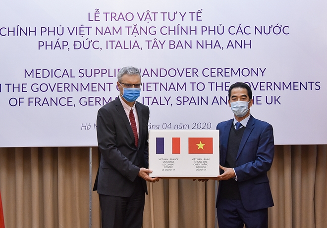 VIỆT NAM TRAO TẶNG 550.000 KHẨU TRANG CHO MỘT SỐ NƯỚC CHÂU ÂU