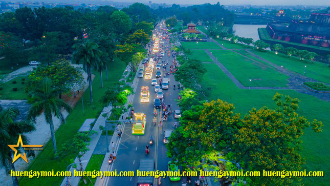 XỨ HUẾ RỰC RỠ MUÔN SẮC CỜ HOA MỪNG ĐẠI LỄ PHẬT ĐẢN 2022