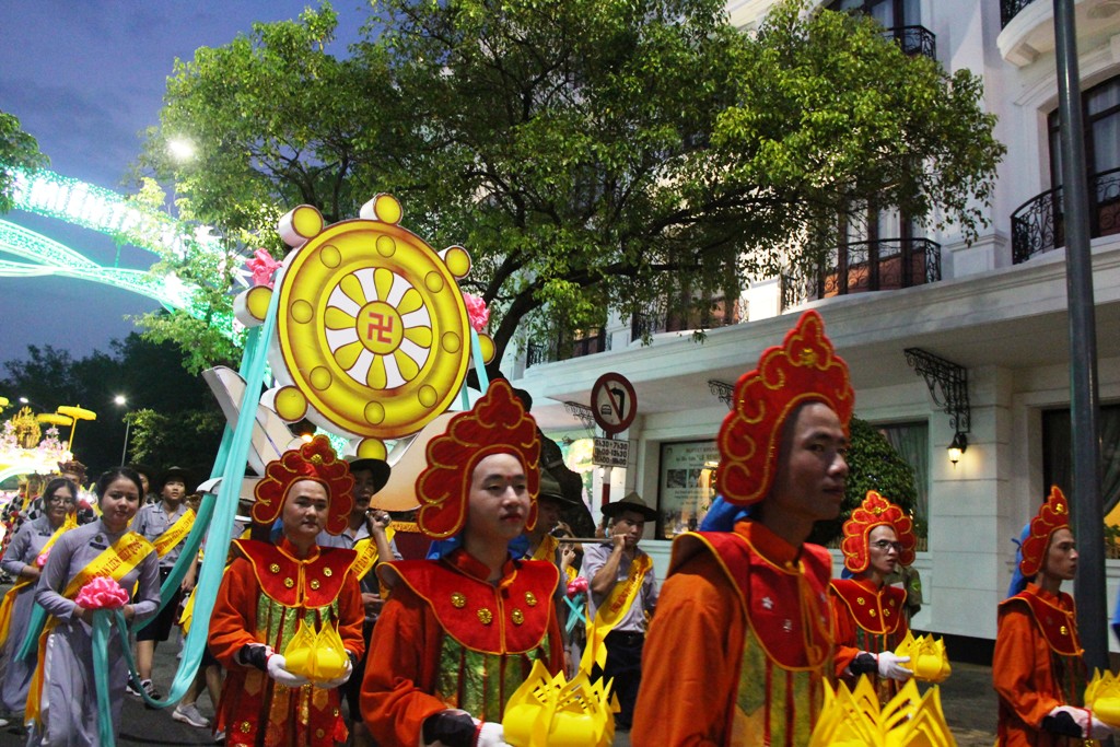 Hàng ngàn người cùng rước Phật cầu quốc thái dân an 