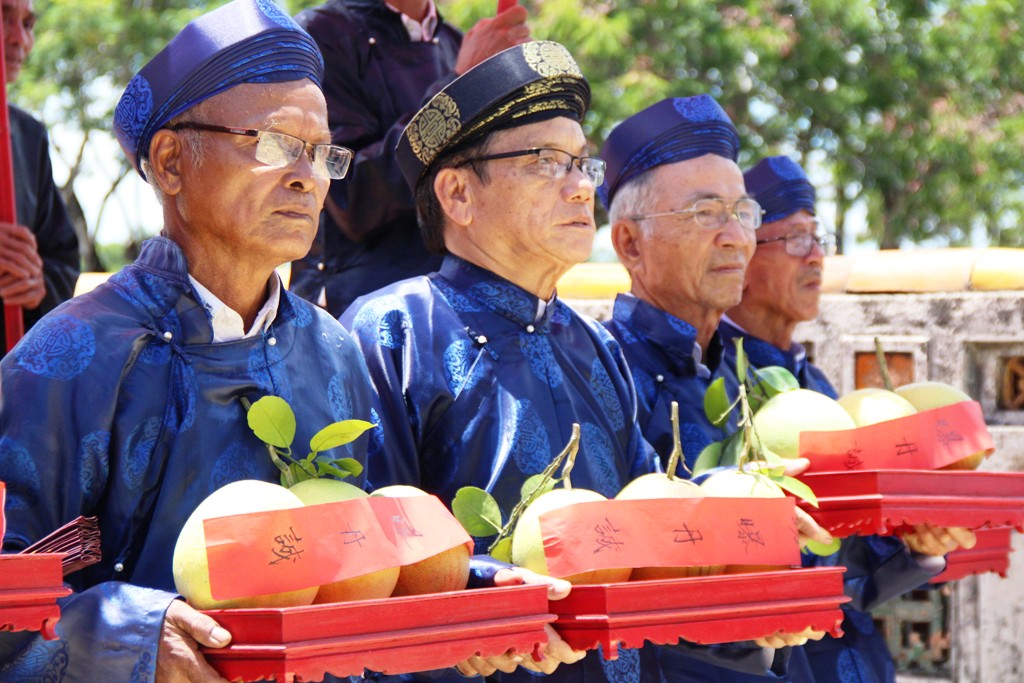 Dâng tiến thanh trà vào Hoàng Cung 