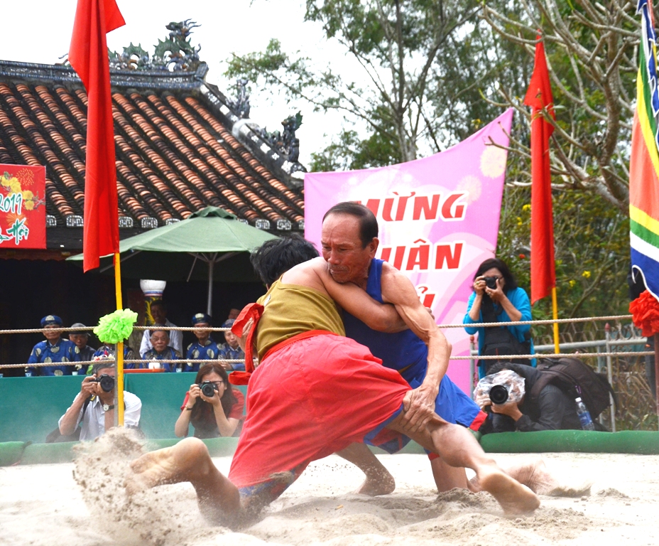 Sới vật Thủ Lễ tưng bừng khai hội 