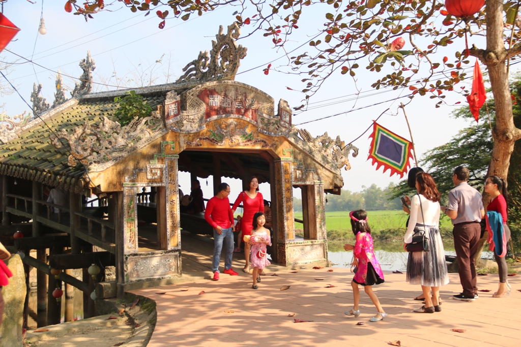 Chơi tết ở cầu ngói Thanh Toàn 