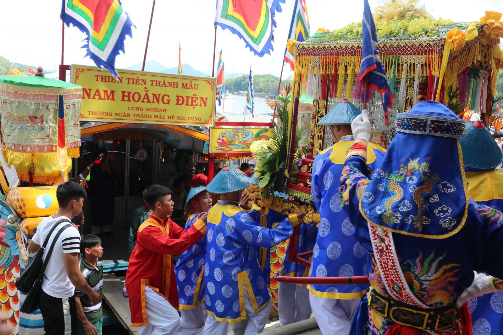 Hàng ngàn khách hành hương tham dự lễ hội điện Hòn Chén
