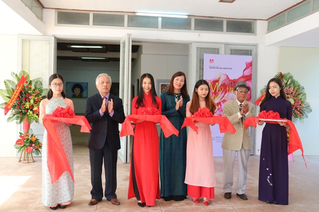 Khai mạc triển lãm chào mừng ngày Nhà giáo Việt Nam 20/11