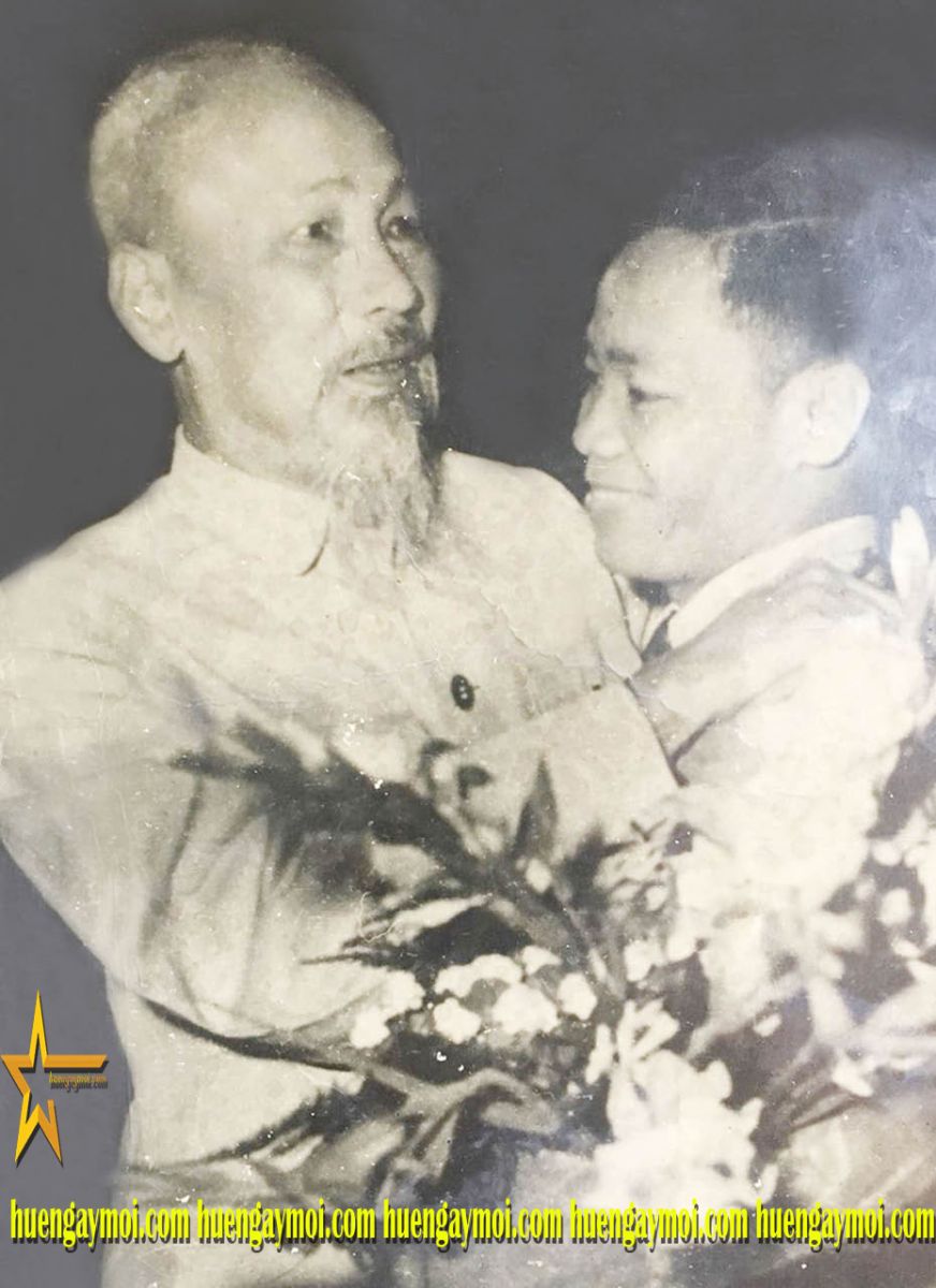 HAI BỨC ẢNH QUÝ VỀ BÁC HỒ VỚI NHÀ THƠ THANH HẢI