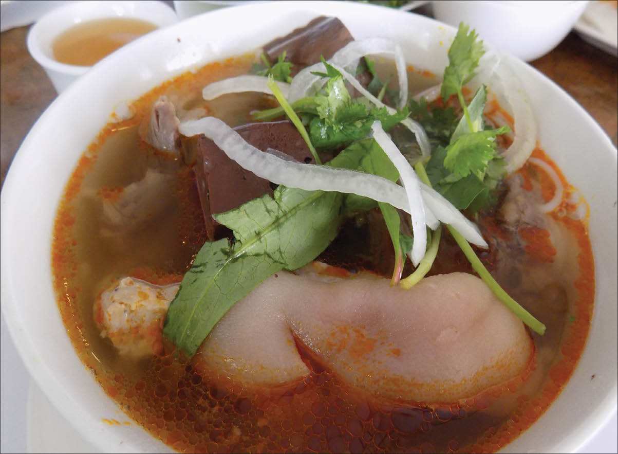 Bún bò Huế kiểu “hợp chủng quốc”
