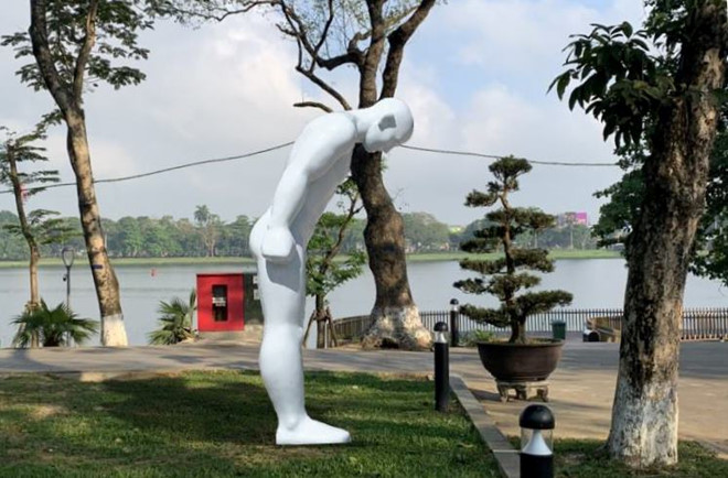 Chọn được nơi đặt tượng 'Người đàn ông cúi chào'