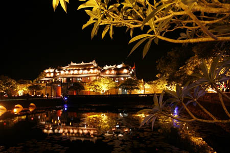 Tham quan Đại Nội về đêm