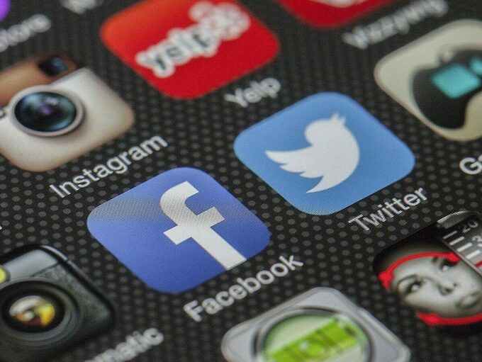 FACEBOOK, TWITTER LAO ĐAO VÌ  BỊ TẨY CHAY