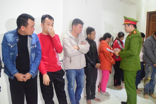 Bắt quả tang 20 đối tượng đang tổ chức đánh bạc dưới hình thức xóc dĩa
