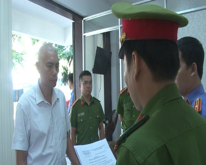 THỪA THIÊN - HUẾ: TẠM GIAM CHỦ QUÁN CÀ PHÊ BỐ GIÀ ĐÁNH NHÂN VIÊN CÂY XANH