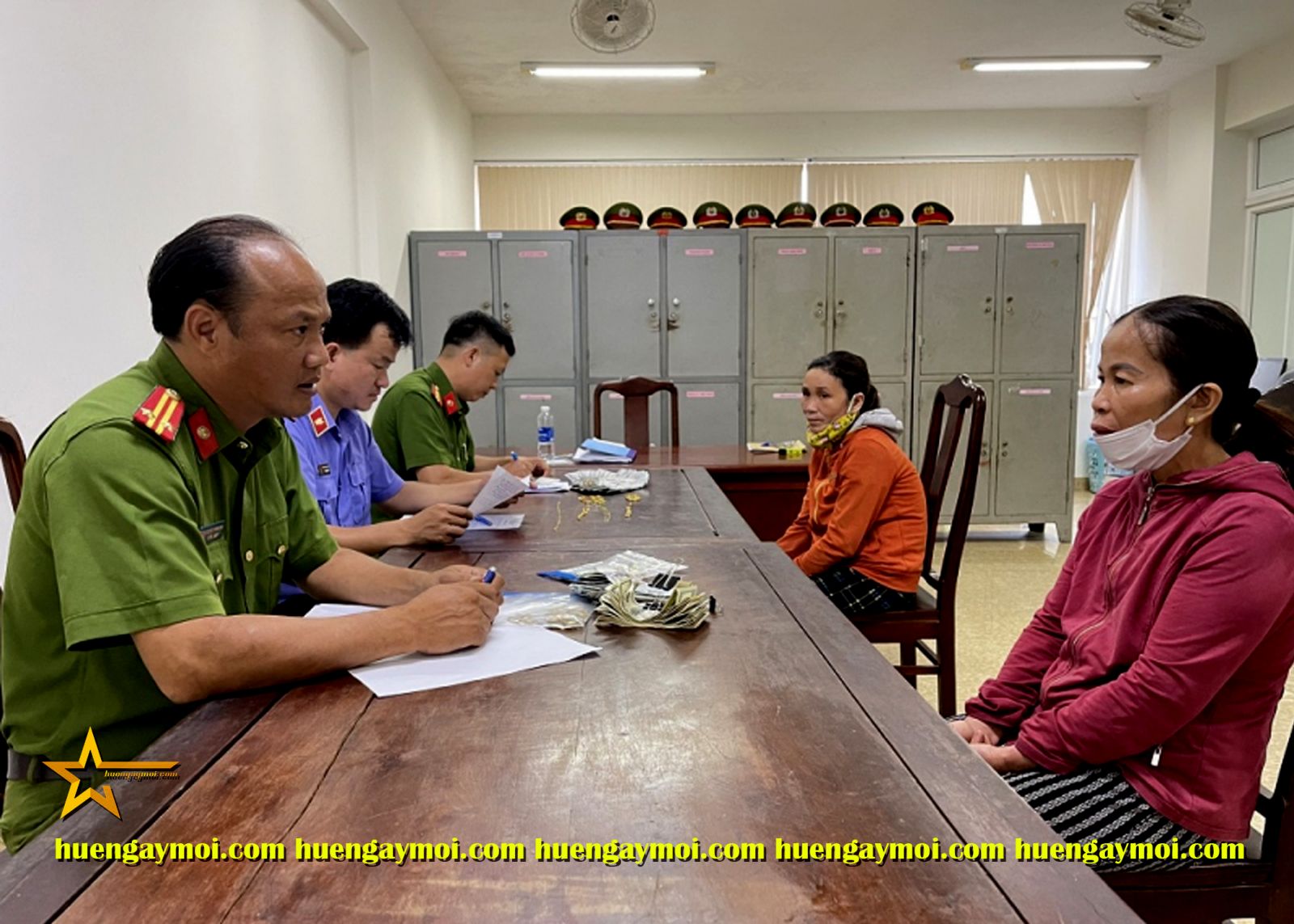 GIẢ VỜ MUA HÀNG, 2 PHỤ NỮ BUÔN VE CHAI LẤY TRỘM HƠN 20.000 USD