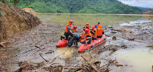 HUY ĐỘNG NHIỀU LỰC LƯỢNG THAM GIA TÌM KIẾM NGƯỜI MẤT TÍCH TẠI THỦY ĐIỆN RÀO TRĂNG 3