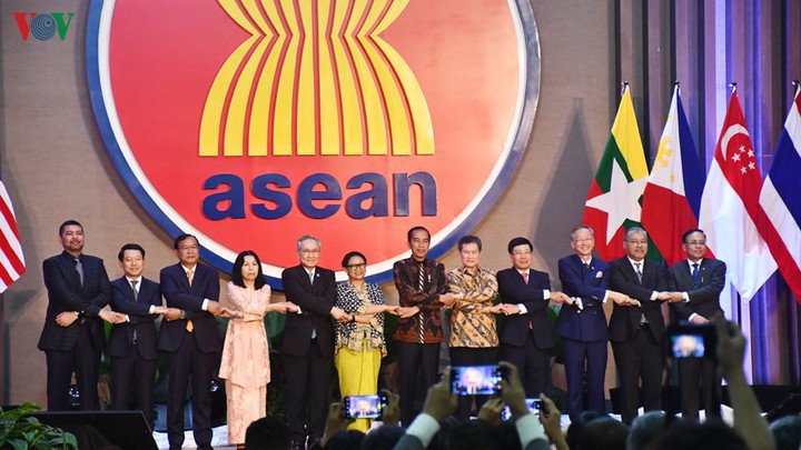 VIỆT NAM - 25 NĂM GIA NHẬP VÀ NÂNG TẦM VỊ THẾ CÙNG ASEAN